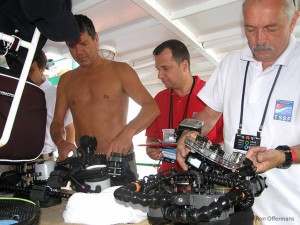 Deelnemers wisselen van lens onder toeziend oog van wedstrijdcommissaris - WK 2011 Bodrum