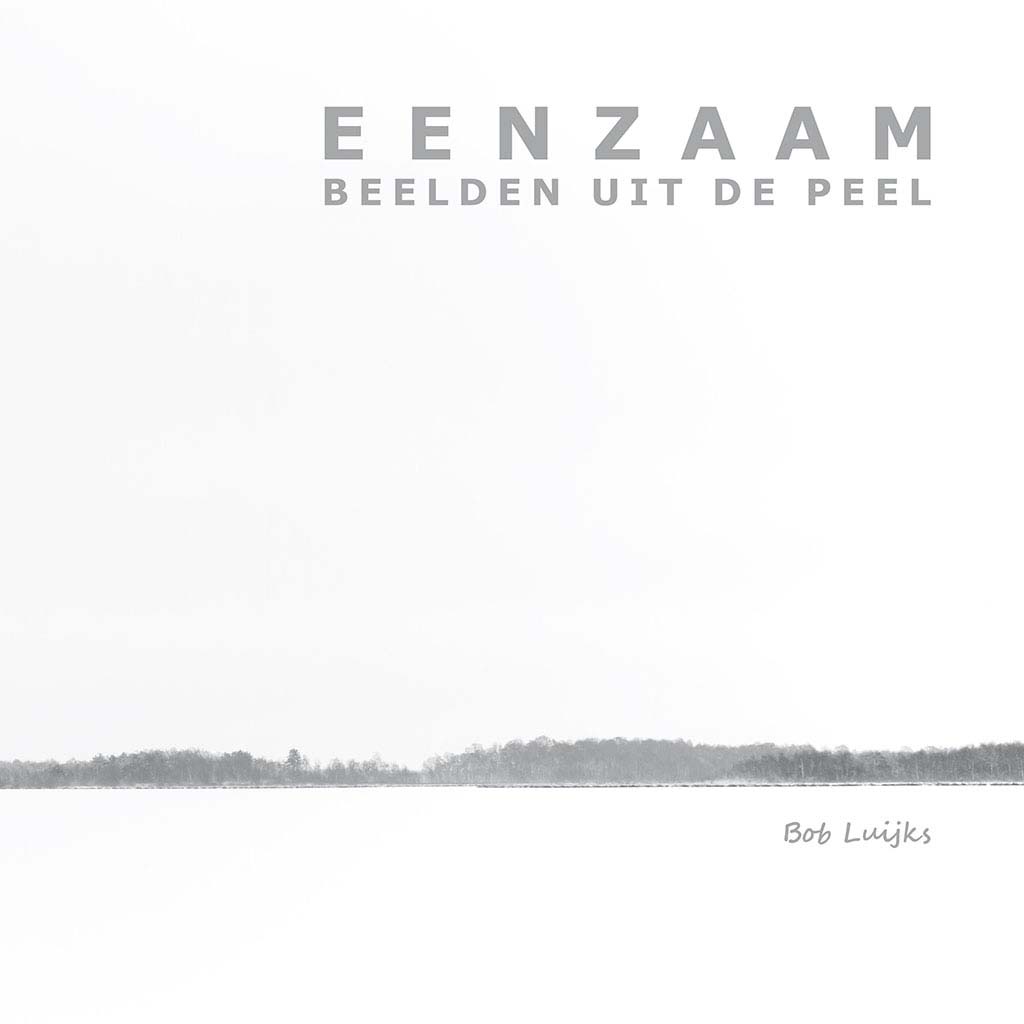Ook de cover van 'Eenzaam, beelden uit de Peel' is gemaakt onder grijze omstandigheden.