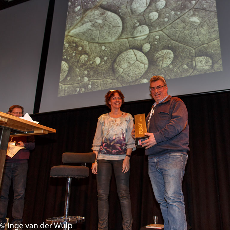 Johan van Gurp met zijn eerste prijs voor de foto waarmee hij die won.