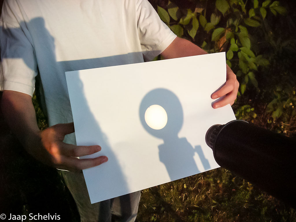 De voorlaatste keer dat we Venus voor de zon konden zien, het kleine donkere bolletje aan de bovenrand van de zon.