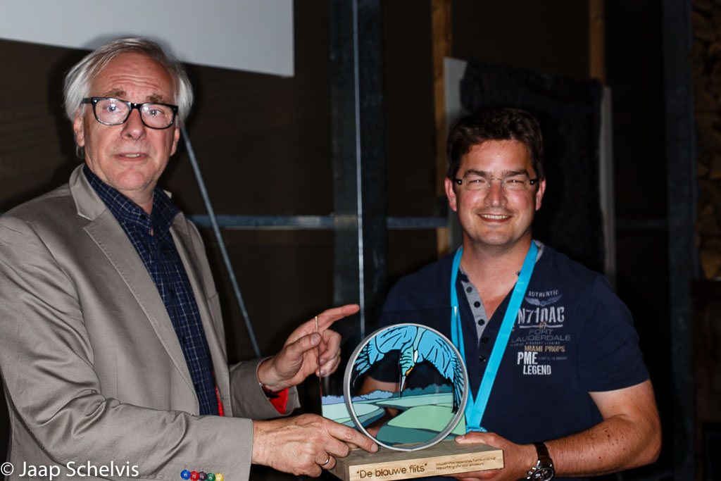 Floris Slooff neemt de wisseltrofee 'De blauwe flits' in ontvangst in de categorie professionals.