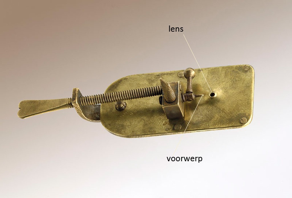 Voor ieder voorwerp, dat door Van Leeuwenhoek werd bestudeerd, maakte hij een nieuw microscoopje. Dit is een kopie uit het Museon [http://www.museon.nl/]. 