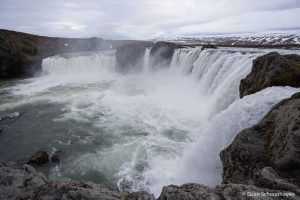 Goðafoss waterval IJsland: 1/100 sec. sluitertijd.