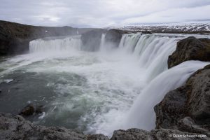 Goðafoss waterval IJsland: 1/6 sec. sluitertijd.