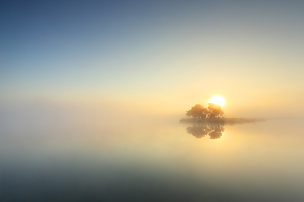 Een eiland in de mist, tijdens een zonsopkomst boven het Wasven op de Strabrechtse Heide