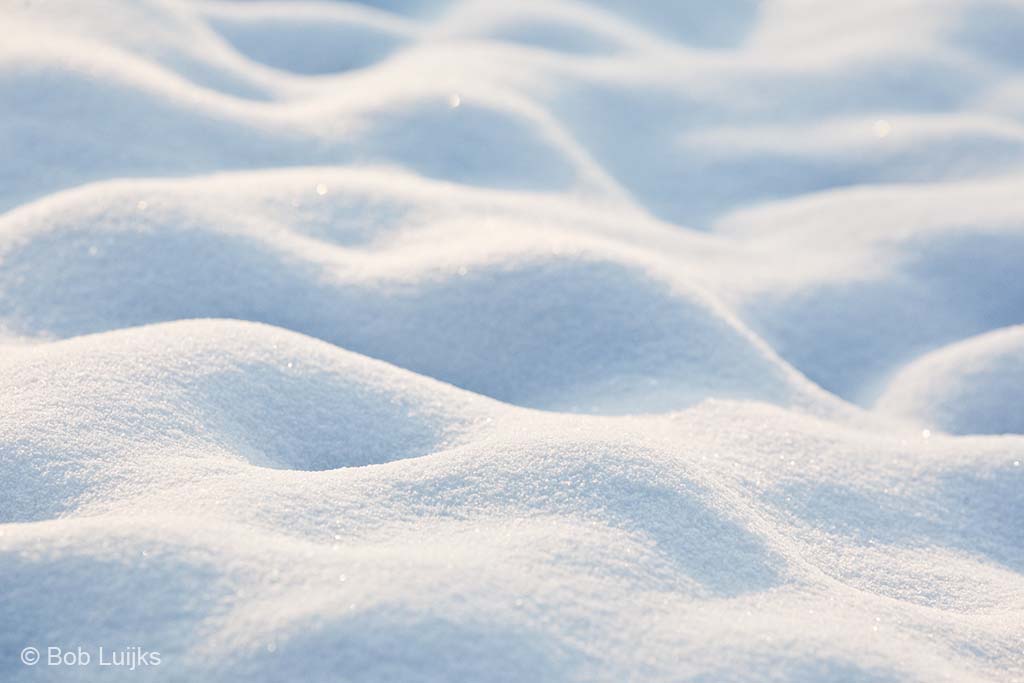 Sneeuw in de schaduw is wel degelijk blauw. Let op dat de sneeuw door de laagstaande zon ook niet spierwit is, maar een warme tint krijgt.