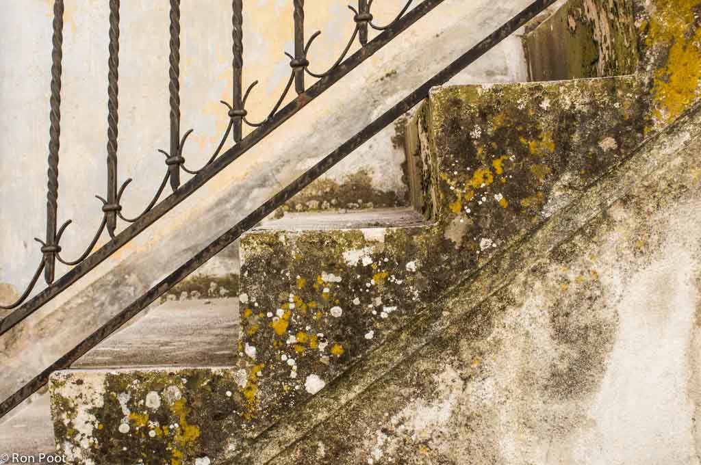 Een oude trap in een Italiaans dorpje, vol korstmossen.