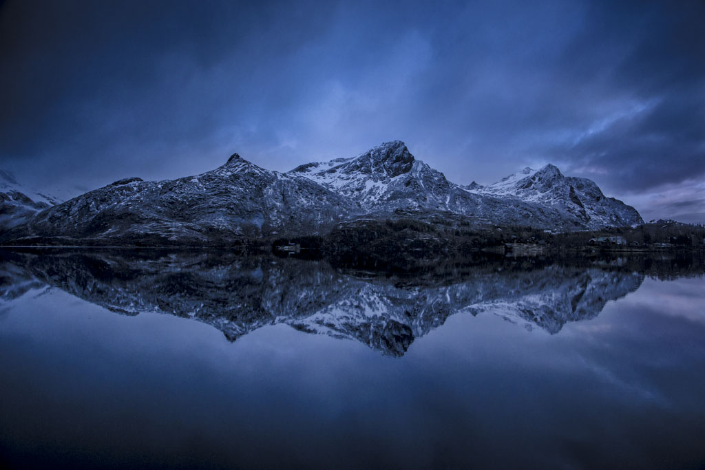 De reflectie van bergen in een meer op de Lofoten