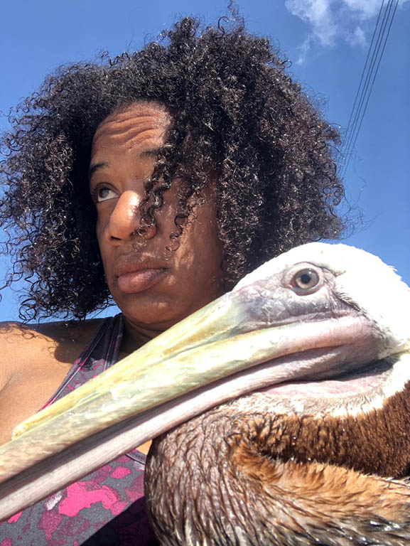 Crazy selfie Odette Doest met pelikaan.v