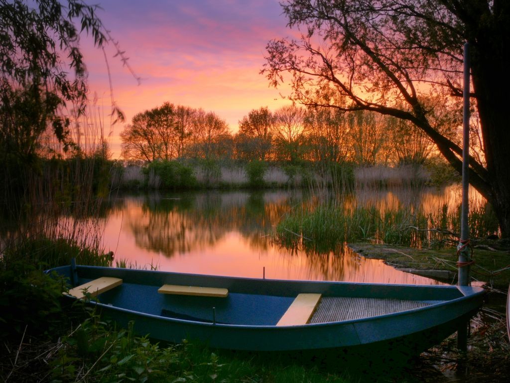 Boot bij zonsondergang