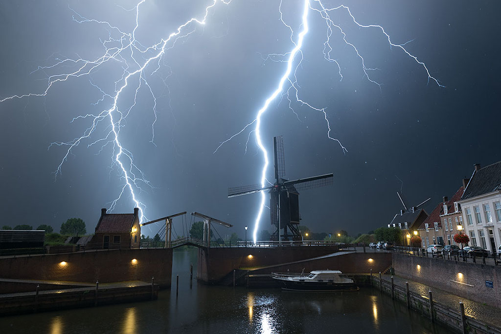 De haven van de vestingstad Heusden en een nabije blikseminslag