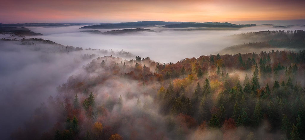 Mist en herfstkleuren langs het Donaudal, Duitsland