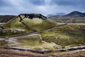 Rijden over de F208 door de IJslandse Highlands langs de Stútur krater.