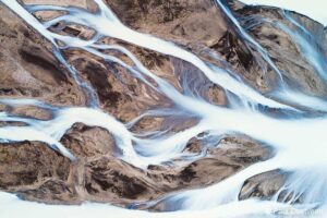 In abstracte topdowns zonder horizon kan ik beter mijn creativiteit kwijt. Gletsjerrivier in IJsland.